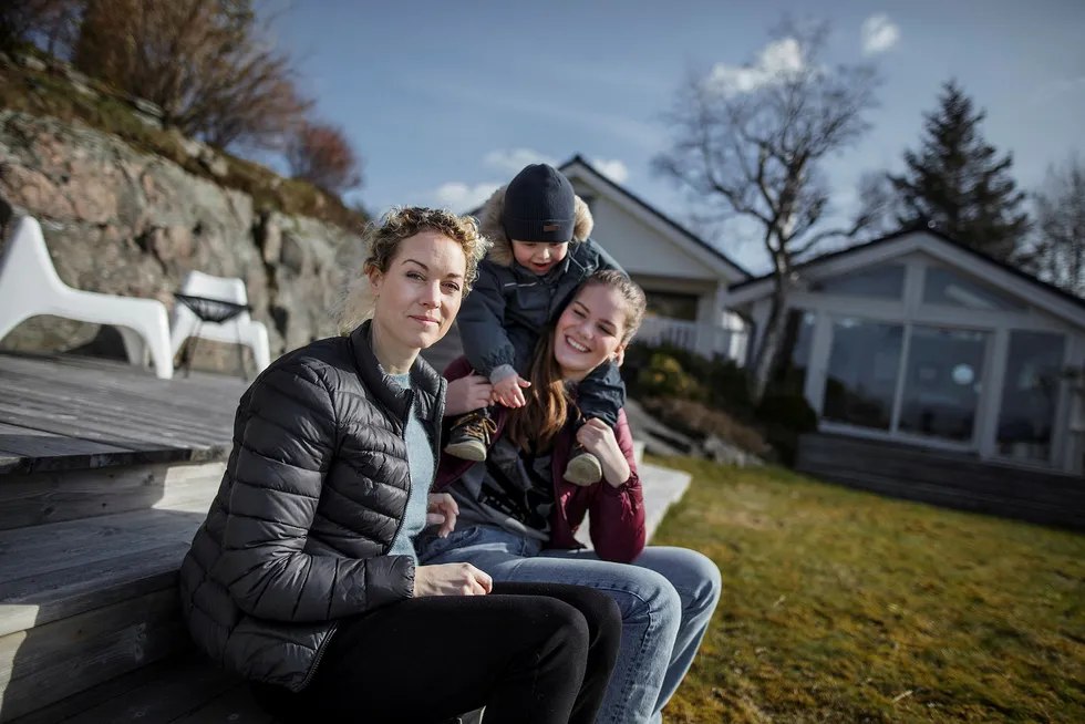 Veronica H. Endresen (39) fra Ålesund var inntil forrige uke daglig leder i en Riccovero-butikk før kleskjeden gikk konkurs. Hun er bekymret for at det vil bli tøft å finne ny jobb igjen raskt. Her er hun hjemme i hagen sammen med to av barna, Marcus Endresen (snart 2 år) og Angelica Endresen (14).
