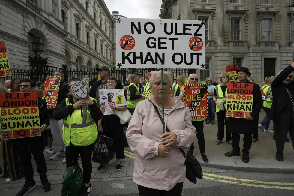 Aksjonister utenfor Downing Street i protest mot ULEZ - stive avgifter for bruk av forurensende biler i London. Men et klart flertall gjenvalgte ordfører Sadiq Khan som innført ordningen.