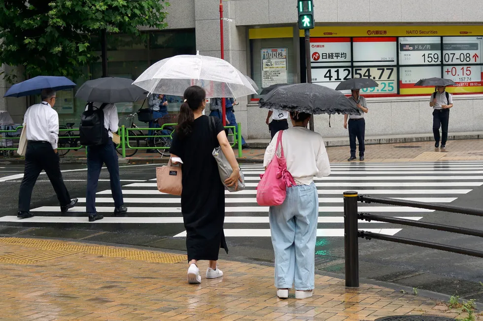 Etter å ha satt nye rekorder denne uken, har Nikkei-indeksen ved Tokyo-børsen falt med 2,3 prosent på fredag. Det er teknologisektoren som leder nedgangen ved børsene i Tokyo, Seoul og Taipei.