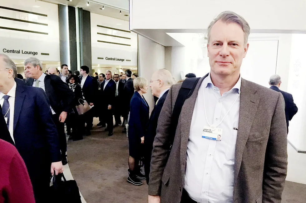 Investor Johan H. Andresen står i gangen mellom konferansesalene under årets World Economic Forum i Davos. Han mener deltagerne er blitt mindre skråsikre enn før. Foto: Jostein Løvås
