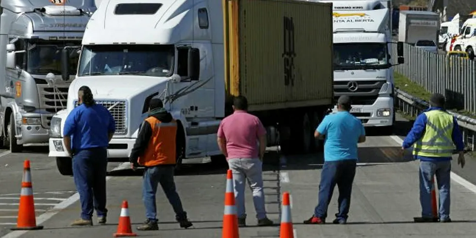 Chilenske lastebilsjåfører har blokkert flere veien i Chile den siste uken.