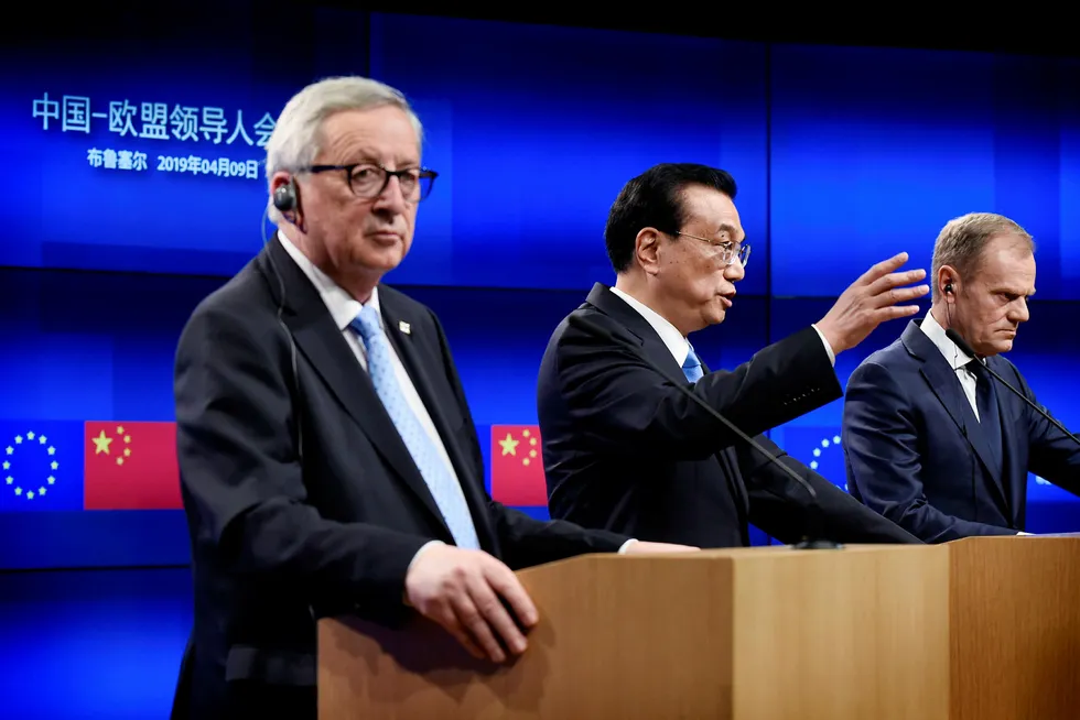 EU-forhandlere la sjeldent press på Kina før toppmøtet denne uken. Kina forplikter seg til reformer for å åpne egne markeder med avtalte tidsfrister. Kinas statsminister Li Keqiang sammen med Europakommisjonens president Jean-Claude Juncker og EU-president Donald Tusk under toppmøtet.