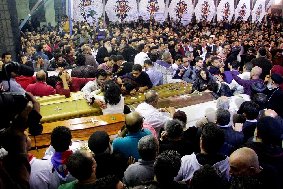 Palmesøndag ble 44 mennesker drept i kirker i Kairo og Alexandria. Terrororganisasjonen IS har tatt på seg skylden. Her fra begravelsen i Tanta. Foto: Stringer/AFP/NTB Scanpix
