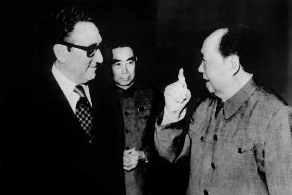 Henry Kissinger sammen med den kinesiske lederen Mao Zedong og statsminister Zho Enlai på møte i Beijing i 1973.