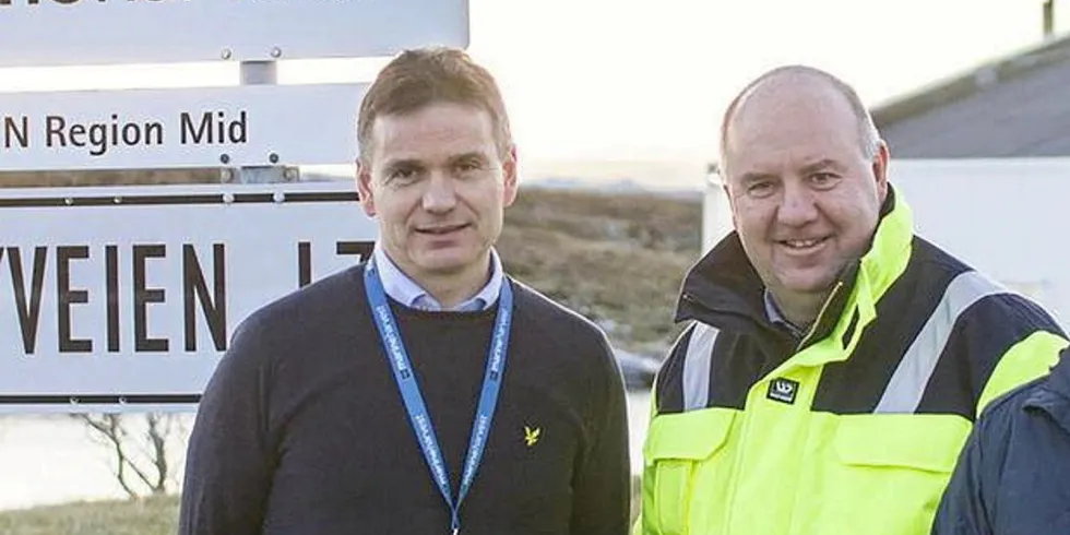 Regiondirektør i Marine Harvest region Midt, Asgeir Hasund (t.v.), og fabrikksjef Olaf Reppe har lenge hatt planer om å etablere en ny fabrikk i Hitra industripark. Dette bildet er tatt ved en tidligere anledning.