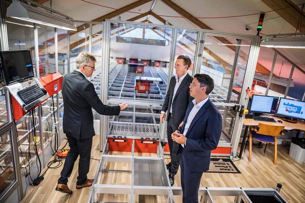 Administrerende direktør i Autostore, Karl Johan Lier (til venstre), viser frem testmiljøet for lagerrobotene til EQT-partnerne Anders Misund og Magnus Tornling.
