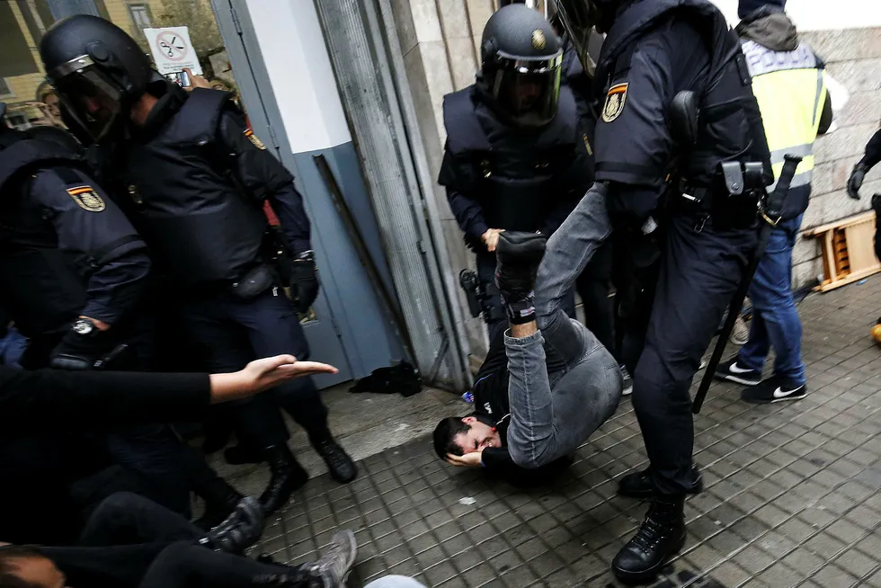 Her forsøker spansk politi å hindre en mann i å avlegge stemme om Catalonias selvstendighet i Spania. Foto: Pau Barrena/AFP/NTB Scanpix