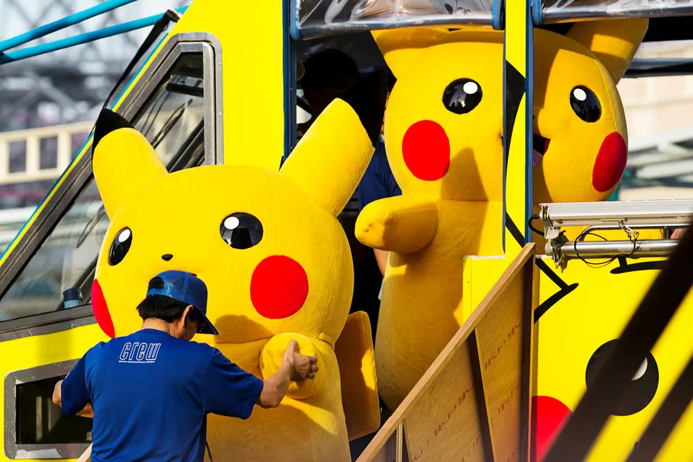 Nintendo håper nostalgiske småbarnsforeldre skal introdusere en ny generasjon til Pokémon-figurene, men investorer er skeptiske. The Pokémon Company sitter på rettighetene til figurene, som ofte er å se på gateplan i Japan. Her er skuespillere kledd ut som Pikachu på vei til et arrangement i Yokohama.