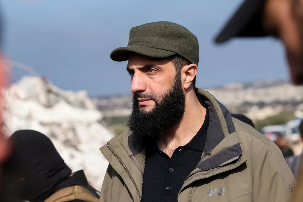 HTS-leder Abu Mohammed al-Jolani inspiserer skader etter et jordskjelv i landsbyen Besnaya i den opprørskontrollerte Idlib-provinsen nordvest i Syria på grensen til Tyrkia 7. februar 2023.