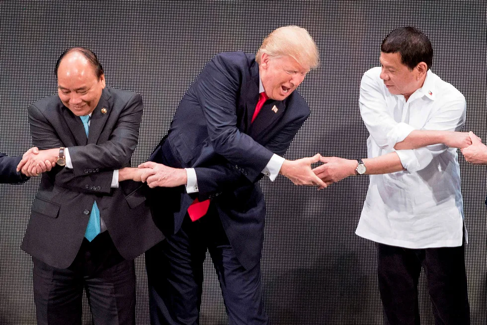 USAs president Donald Trump mener å ha fått sving på sakene under besøket i Asia. Her sammen med Vietnams statsminister Nguyen Xuan Phuc (til venstre) og Filippinenes president Rodrigo Duterte i Manila.