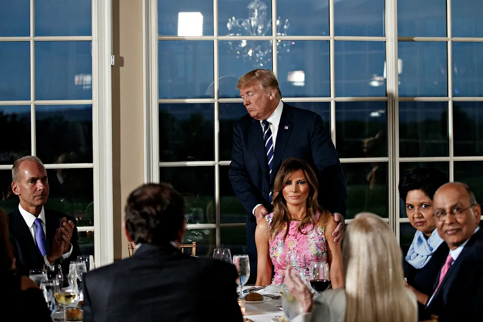 President Donald Trump og førstedame Melania Trump inviterte 13 amerikanske toppsjefer til middag. Han kritiserte KInas ambisjoner om å bygge en moderne utgave av Silkeveien. I Kina rettes det knallhardt skyts i statskontrollerte medier mot USA denne uken.