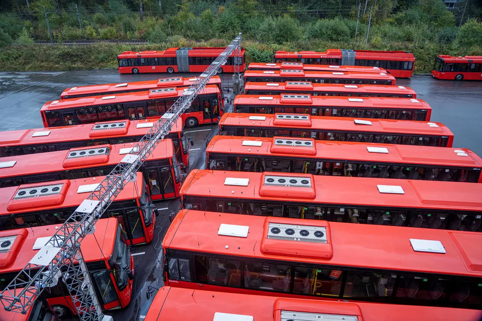 Unibuss sine buser står parkert på Rosenholm i Oslo.