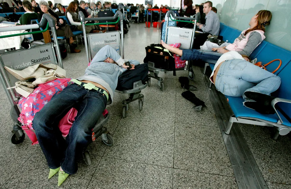 Her venter passasjerer på et forsinket fly ved London Stansted. Flyplassen er lei av at passasjerer som vil «spare inn en hotellovernatting» bruker flyplassen som hotell. Foto: ALESSIA PIERDOMENICO/Reuters