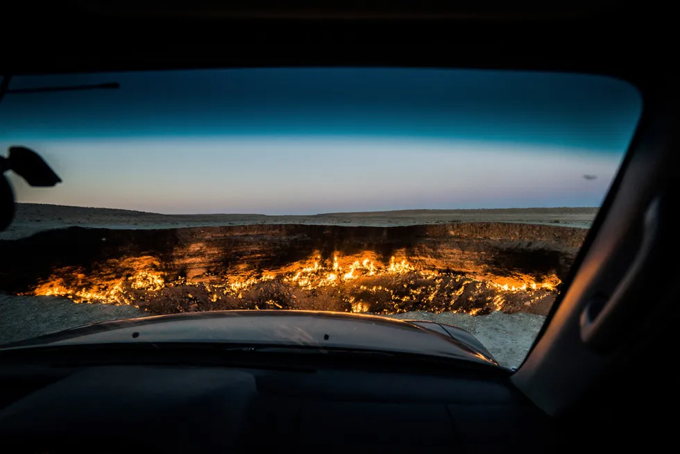 Gassfeltet Derweze i Turkmenistan kalles for «Døren til helvete». Helt siden 1971 har gassen brent kontinuerlig her.