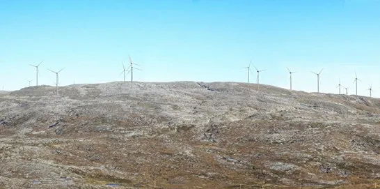 Øyfjellet vindkraftverk er Norges største når det nå er ferdig bygd. Men produksjonen har slitt i vinter.