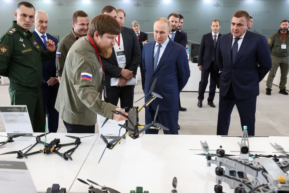 President Vladimir Putin besøkte en produksjonsfabrikk for droner i St. Petersburg før helgen.