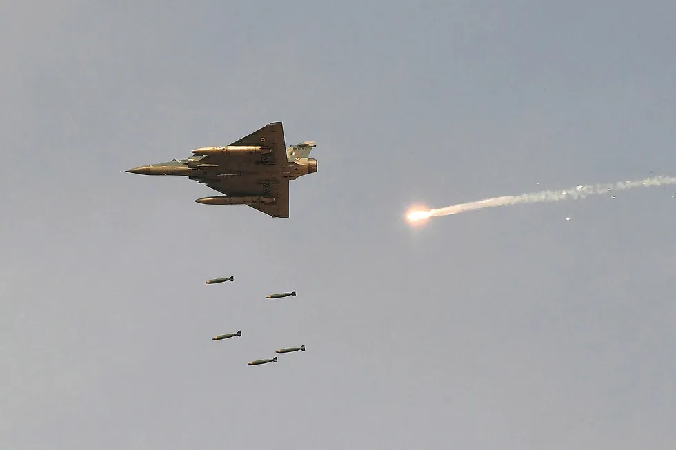 India bekrefter luftangrep mot en opprørsleir i den pakistanskkontrollerte delen av KashmirIn. Bildet fra tidligere i februar viser indiske Mirage-2000 jagerfly som slipper bomber under en demonstrasjon i Pokhran i delstaten Rajasthan.