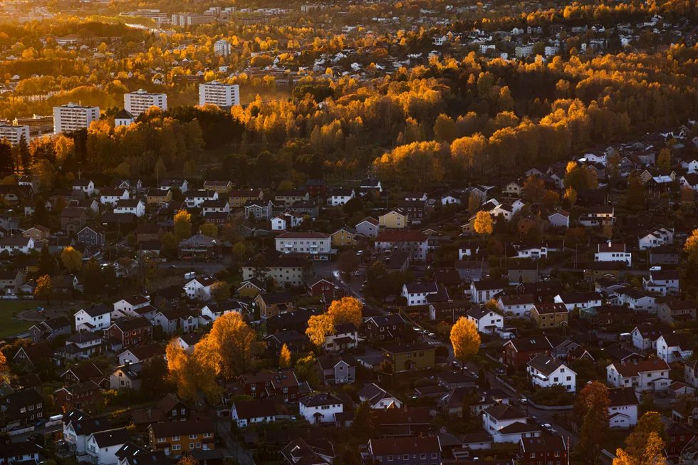 Solnedgang over Grefsen-platået i Oslo – villastrøk med store boligverdier som nå skal beskattes mer.