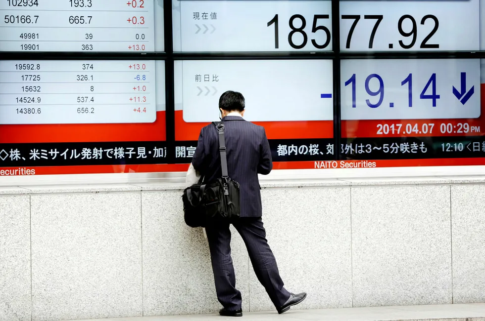 Nikkei 225-indeksen ved Tokyo-børsen hadde startet dagen med en oppgang. Idet den stengte for lunsj er det en nedgang på 0,14 prosent. Foto: Eugene Hoshiko/AP/NTB scanpix