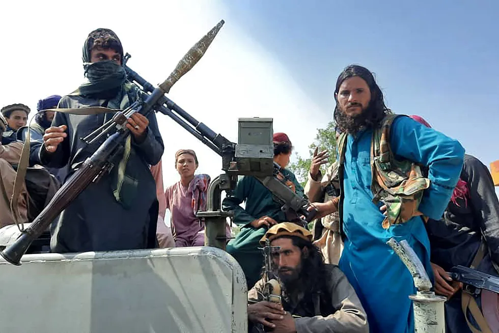 Taliban-krigere på et kjøretøy i Laghman-provinsen søndag.
