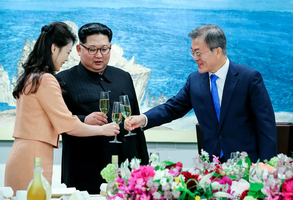 Sør-Koreas president Moon Jae-in (til høyre) fotografert under et møte med Nord-Koreas president Kim Jong-un på en bankett i Sør-Korea i april i år.