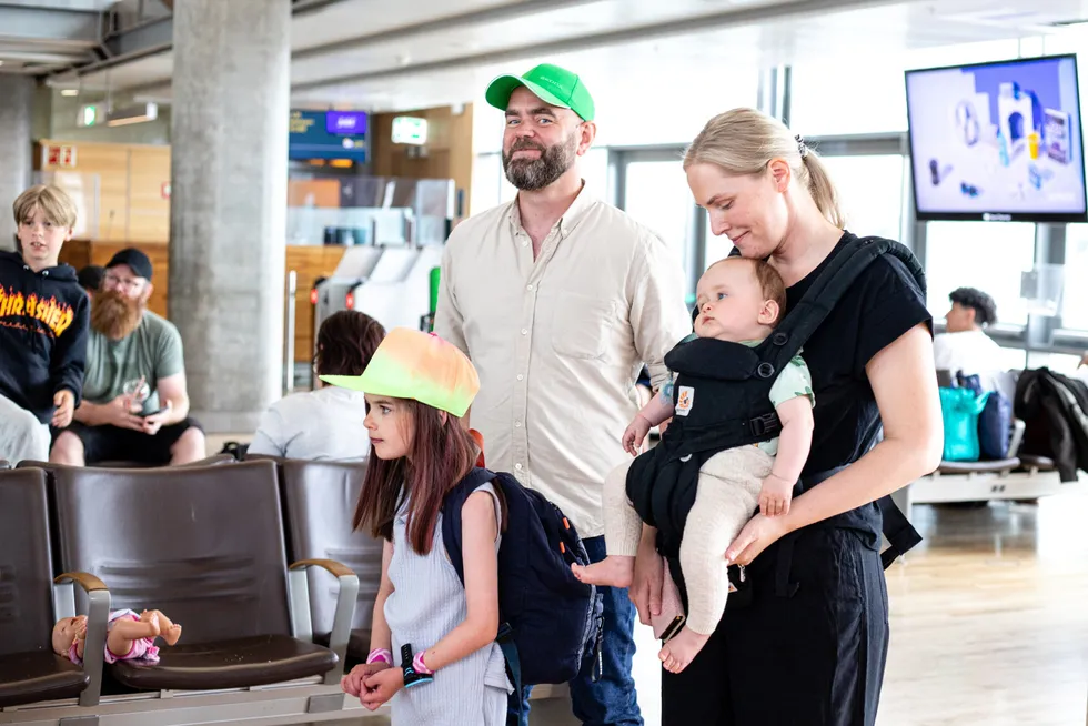Mariane (8), Håkon (8 måneder), Morten og Heidi Stendal skulle til København for så å fly videre til Mallorca, nå er flyet innstilt.