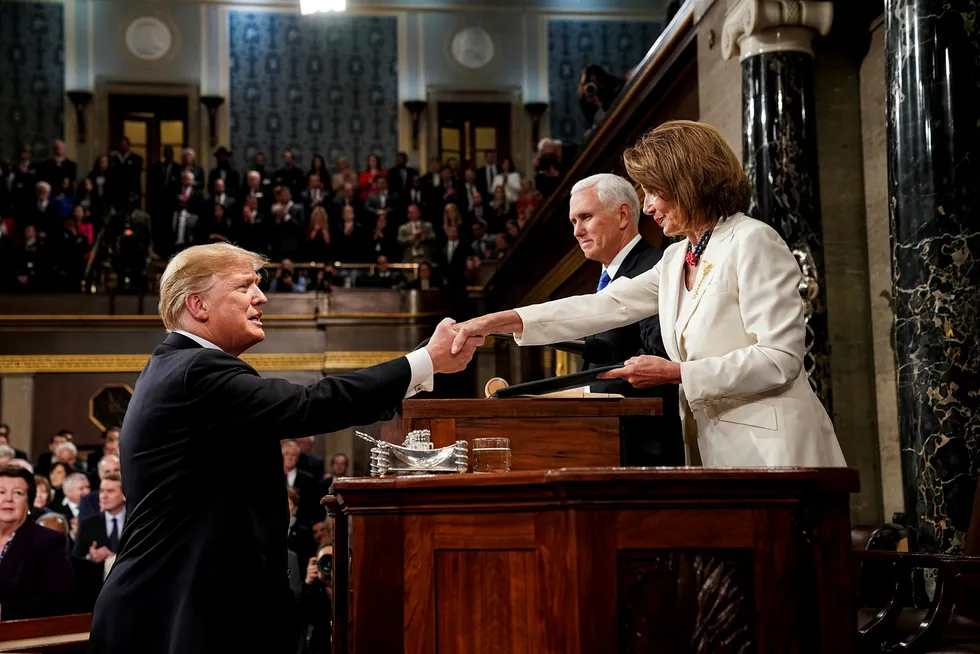 President Donald Trump avleverte sin tale om rikets tilstand med Demokratenes nye flertallsleder Nancy Pelosi og visepresident Mike Pence som nærmeste tilhørere.