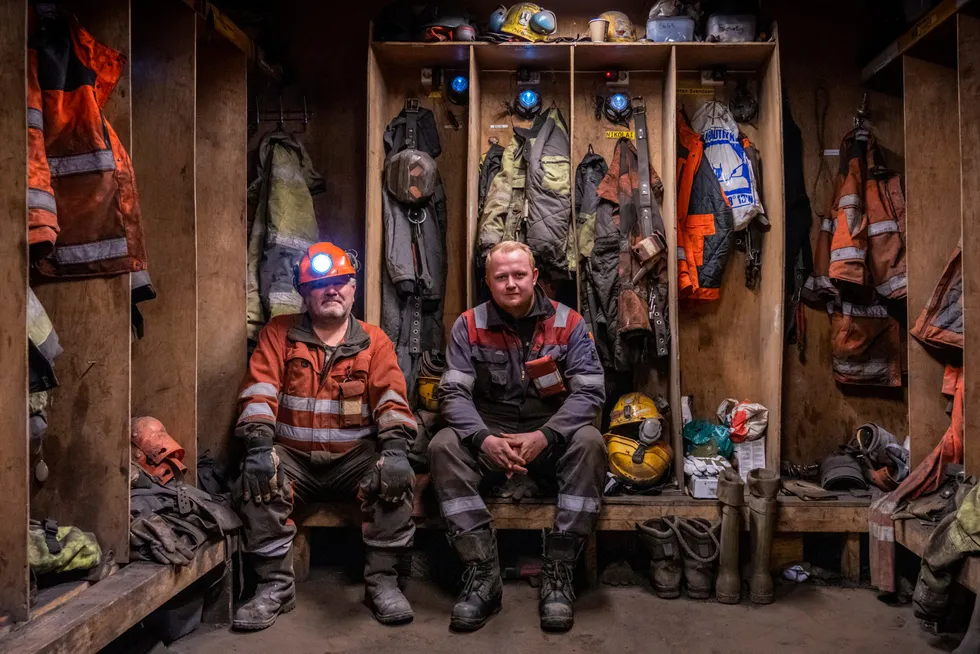 Norges siste kullgruvearbeidere kjemper for å bevare kullgruven i Longyearbyen, Svalbard. Tommy Albrigtsen og Simen Lindsnes jobber der.