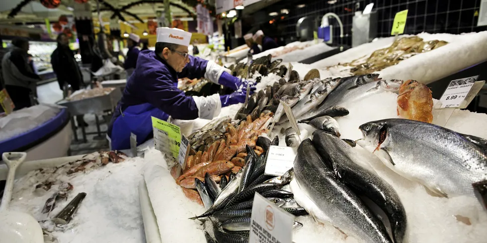 GIR HÅP: Mohamed Oussad jobber i fiskedisken på supermarkedkjeden Auchans butikk i Lille. Til tross for tøff koronakrise selger norsk fisk veldig bra.