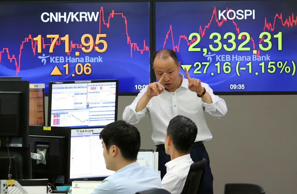 Valutatradere i KEB Hana Bank i Sør-Koreas hovedstad Seoul fredag. Finansmarkedene har vært preget av turbulens denne uken etter at spenningen mellom Nord-Korea og USA har økt. Foto: Ahn Young-joon / AP / NTB Scanpix