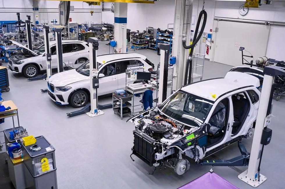 BMW began small-scale hand-made production of a hydrogen-powered version of its BMW iX5 in Munich last December.