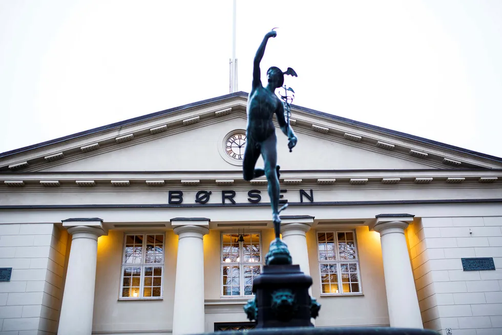 Statuen foran Oslo Børs er en mann, og det er flest menn som handler aksjer, men hos Nordnet gjør kvinnene det langt skarpere. Foto: Nicklas Knudsen