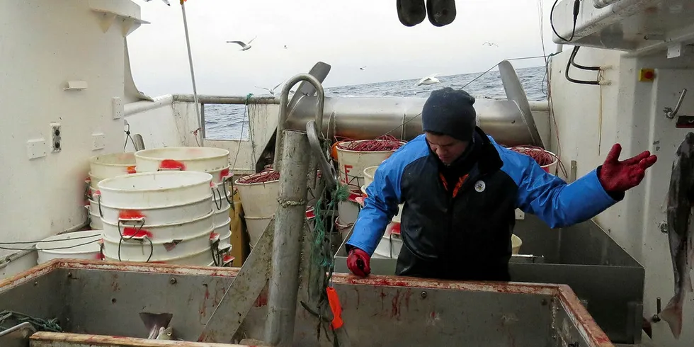 NÅDESTØT: Matz Vegard Lyder, sønn av Svein Vegard Lyder, er enig med faren om at fjerning av samfiskeordningen vil være et nådestøt for små kystsamfunn. Her er Matz Vegard på fiske med «Karoline Viktoria».