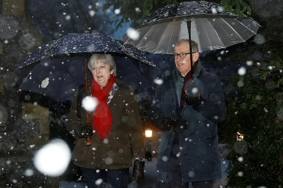 Statsminister Theresa May er brexit-optimist. Her er hun på vei til kirkebesøk søndag sammen med sin mann Philip. Foto: Peter Nicholls/Reuters/NTB scanpix