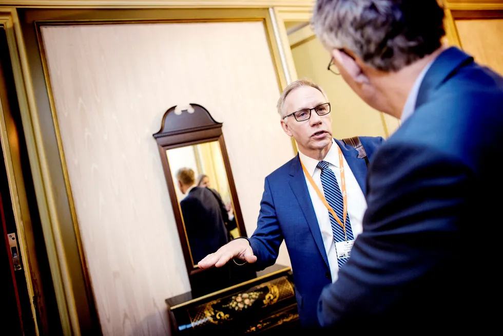 CEO i Scatec Solar, Raymond Carlsen, i samtale med Bård Benum (med ryggen til) i Powel. Foto: Ida von Hanno Bast