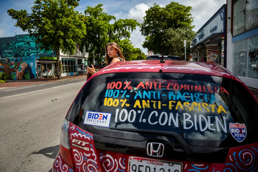 I bydelen Little Havana i Miami har Sofia Hidalgo brukt maling og tusj på bilen for å drive valgkamp. Unge velgere i det kubanske miljøet er mer positiv til Biden enn foreldrene.