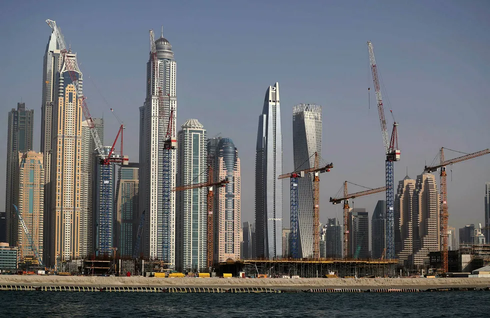 Byggevirksomheten fortsetter for fullt i Dubai til tross for at boligprisene har falt med over 30 prosent. En av de største eiendomsutviklerne ønsker byggestopp i inntil to år.