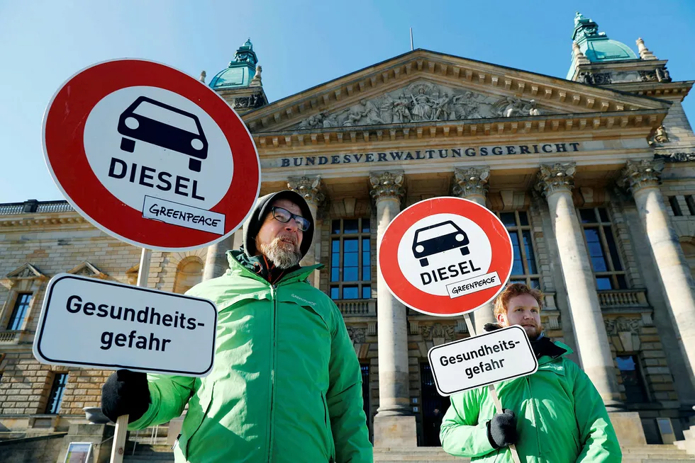 Greenpeace-aktivister demonstrerte for dieselforbud før forbundsdomstolen i Leipzig tirsdag ga grønt lys for å forby dieselbiler i Tyskland. Foto: Fabrizio Bensch/Reuters/NTB Scanpix