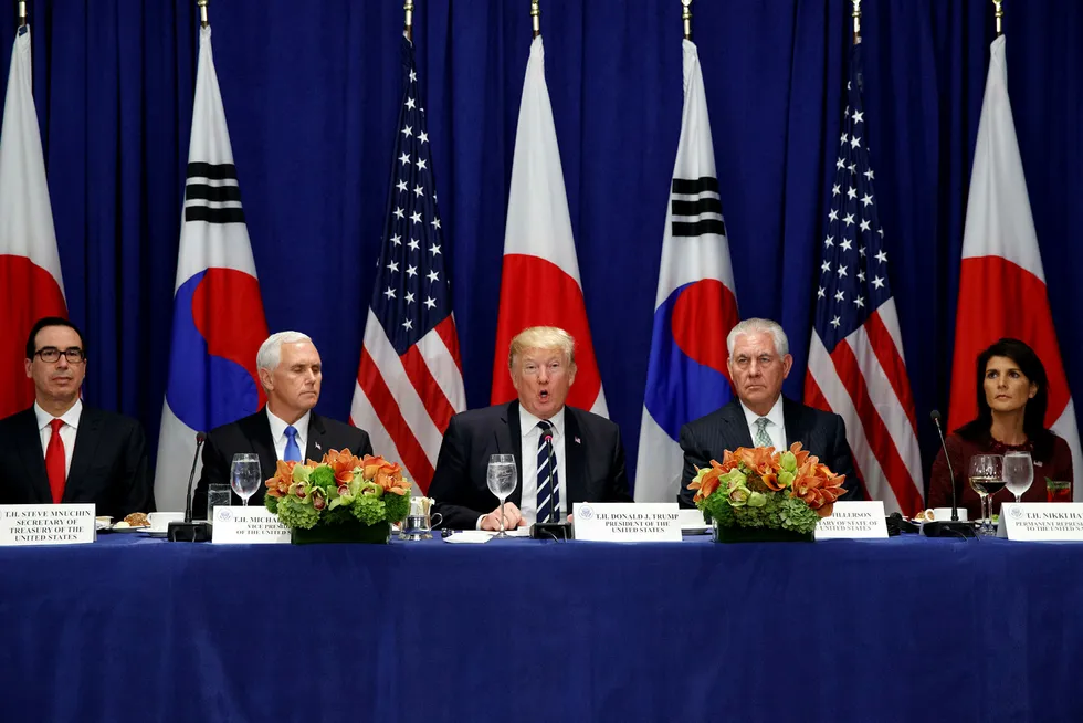 President Donald Trump under en lunsj med Sør-Koreas president Moon Jae-in og Japans statsminister Shinzo Abe i New York torsdag. Foto: Evan Vucci / AP / NTB Scanpix