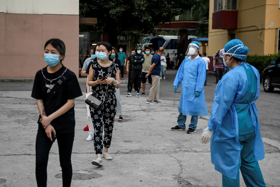 Kinesiske helsemyndigheter melder om nedgang i antall nye koronasmittede i hovedstaden Beijing etter at strenge smitteverntiltak er innført i byen. Det foretas massetesting av alle som har vært i nærheten av et marked.