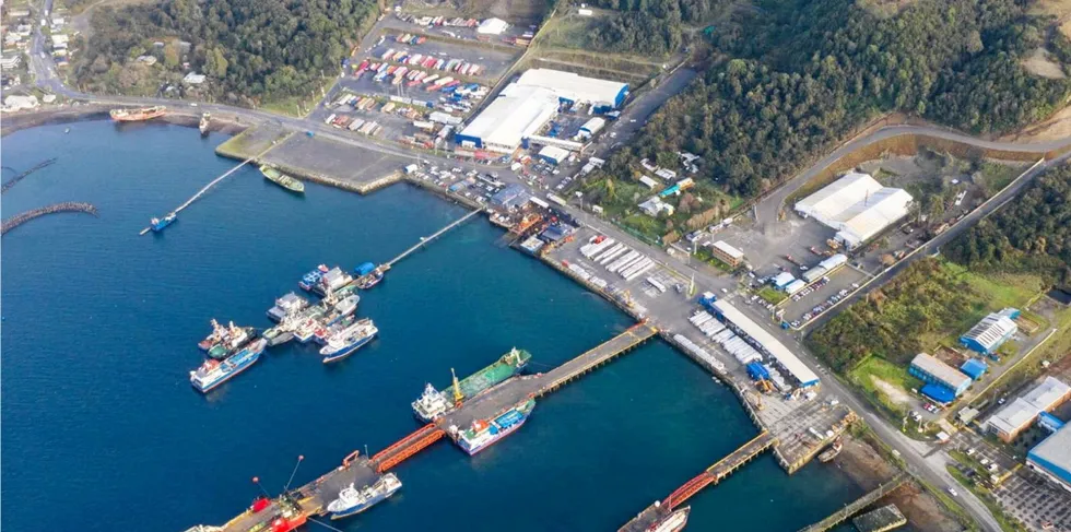 Dronefoto av AquaSurs messeområde ved Chiles laksehovedstad Puerto Montt.