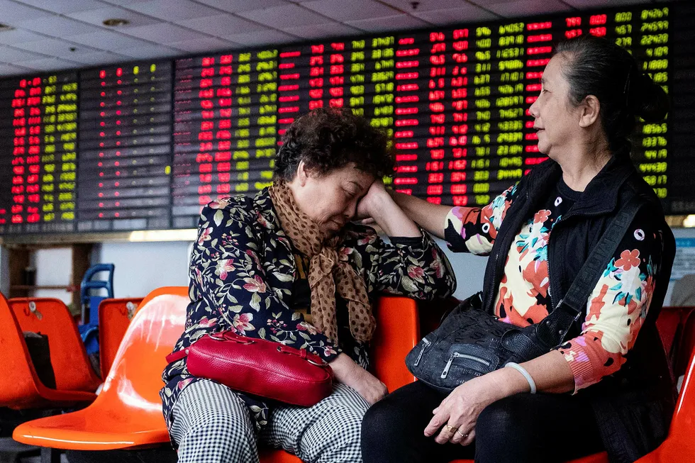 Investorer i Shanghai i Kina fortviler over at børsene faller og verdiene forvitrer.