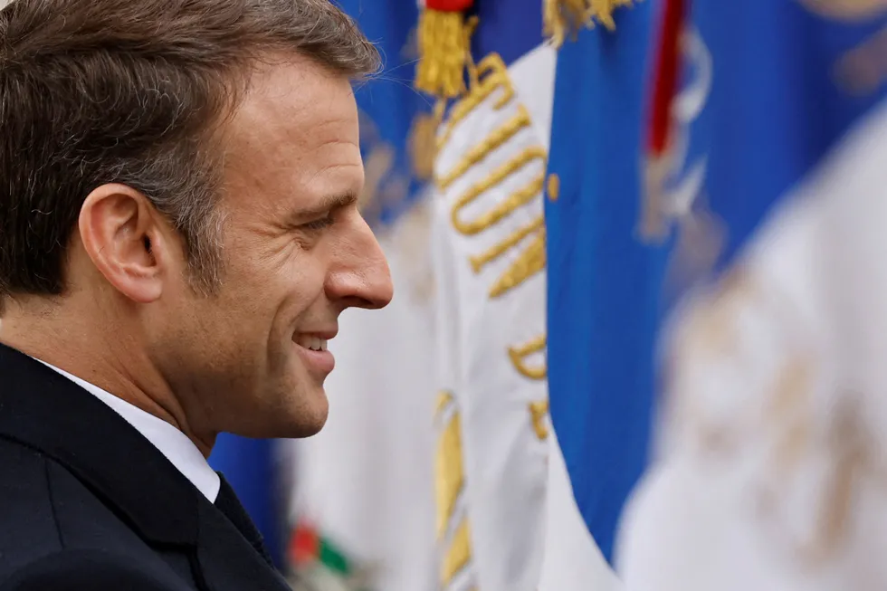 President Emmanuel Macron ønsker å skape tvil i Moskva om hvor langt Vesten vil gå i Ukraina.