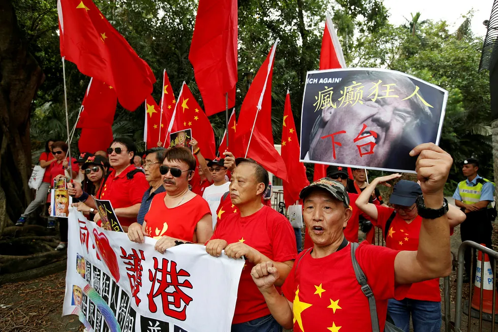 Kina-vennlige demonstranter har protestert utenfor det amerikanske konsulatet i Hongkong denne uken med oppdordring om at «den gale mannen må gå av», men henvisning til USAs president Donald Trump.
