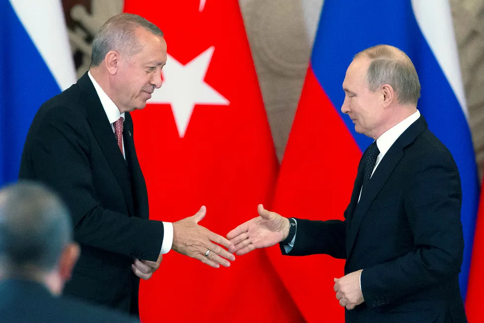 Tyrkias president Recep Tayyip Erdogan (til venstre) tviholder på sitt gode forhold til Russlands president Vladimir Putin. Erdogan møtte Putin i Kreml i april.