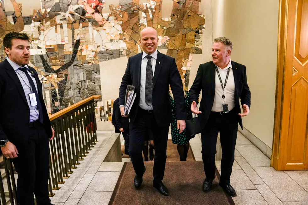Finansminister Trygve Slagsvold Vedum ankommer Stortinget for å legge fram sine endringsforslag til statsbudsjettet for 2022.