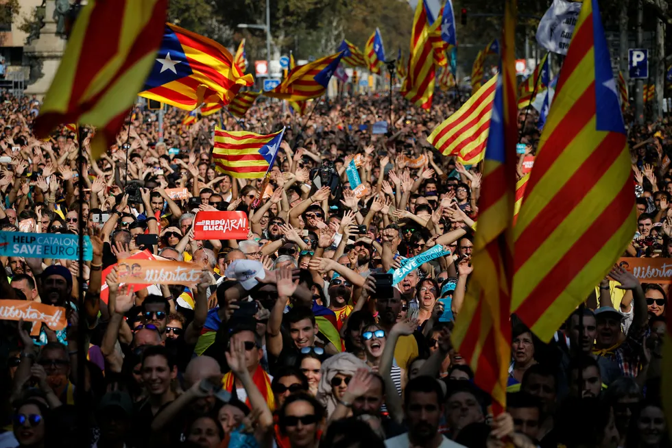 Protestanter med katalanske flagg har tatt til gatene i Barcelona fredag. Foto: Emilio Morenatti/AP