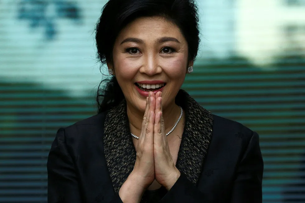 Tidligere statsminister i Thailand, Yingluck Shinawatra, hilste på tilskuere da hun ankom høyesterett i Bangkok i dag. Foto: Athit Perawongmetha/Reuters/NTB Scanpix
