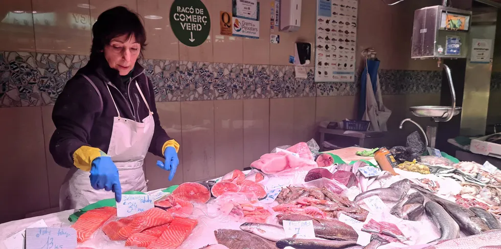 Carmen Fandos driver fiskebutikken Ma Carmen i Barcelona sentrum. Denne uken ligger lakseprisene på så vidt under 60 kroner kiloen, ifølge industrikilder.