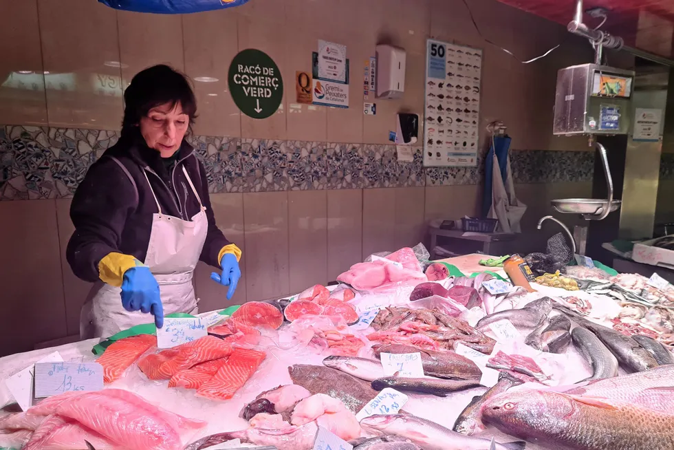 Carmen Fandos driver fiskebutikken Ma Carmen i Barcelona sentrum. Denne uken ligger lakseprisene på så vidt under 60 kroner kiloen, ifølge industrikilder.